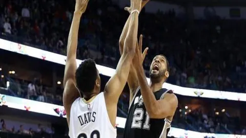 利物浦替补乏力，中场布局混乱，空档频出